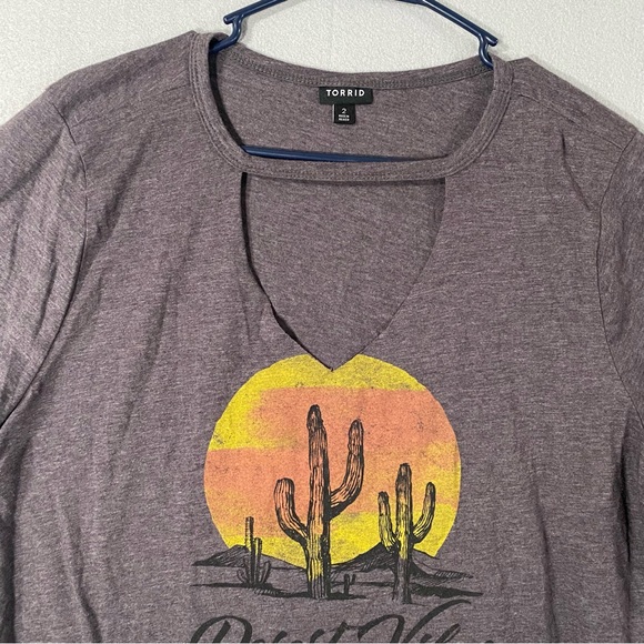 Torrid Desert Vibes V Neck Choker T Shirt Gray Cactus Sunset Woman’s Size 2x - Picture 4 of 8